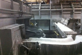 Melting and continuous casting section in an aluminium slug plant